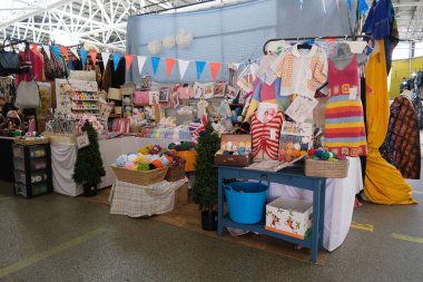 18 Ağustos 2024 'te Birmingham' da, Bullring Rag Market 'teki tezgahların her türlü yiyecek, kumaş ve giysi sunuşunu görüyoruz.