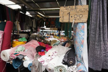 18 Ağustos 2024 'te Birmingham' da, Bullring Rag Market 'teki tezgahların her türlü yiyecek, kumaş ve giysi sunuşunu görüyoruz.