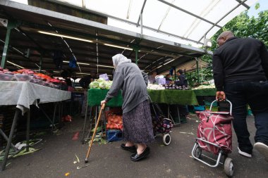 18 Ağustos 2024 'te Birmingham' da, Bullring Rag Market 'teki tezgahların her türlü yiyecek, kumaş ve giysi sunuşunu görüyoruz.