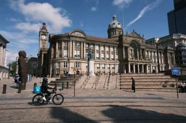 Birmingham 'daki belediye binası ve sanat galerisi binalarıyla Victoria Meydanı manzarası 20 Ağustos 2024 İngiltere