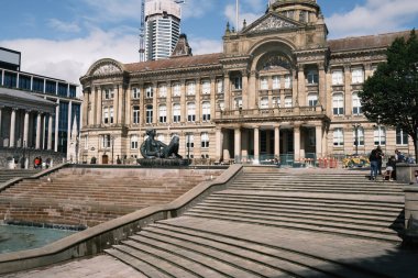 Birmingham 'daki belediye binası ve sanat galerisi binalarıyla Victoria Meydanı manzarası 20 Ağustos 2024 İngiltere