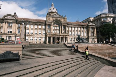 Birmingham 'daki belediye binası ve sanat galerisi binalarıyla Victoria Meydanı manzarası 20 Ağustos 2024 İngiltere