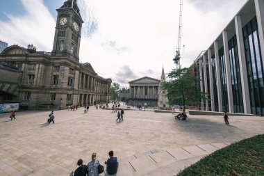 Birmingham 'daki belediye binası ve sanat galerisi binalarıyla Victoria Meydanı manzarası 20 Ağustos 2024 İngiltere