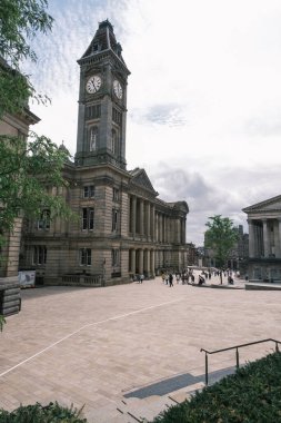Birmingham 'daki belediye binası ve sanat galerisi binalarıyla Victoria Meydanı manzarası 20 Ağustos 2024 İngiltere