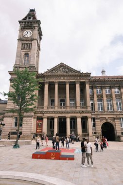 Birmingham 'daki belediye binası ve sanat galerisi binalarıyla Victoria Meydanı manzarası 20 Ağustos 2024 İngiltere