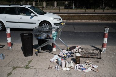Bazar na Kole 'da her türlü kullanılmış tablo, kitap, fotoğraf, gümüş çatal bıçak, ev aletleri, eski oyuncaklar, kullanılmış giysiler ve diğerleri bulunur. Varşova 'da, 21 Ağustos 2024 Polonya