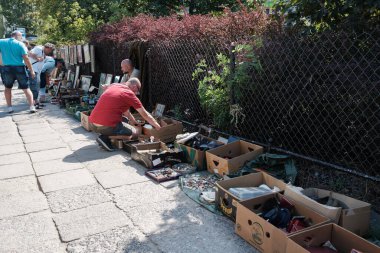 Bazar na Kole 'da her türlü kullanılmış tablo, kitap, fotoğraf, gümüş çatal bıçak, ev aletleri, eski oyuncaklar, kullanılmış giysiler ve diğerleri bulunur. Varşova 'da, 21 Ağustos 2024 Polonya