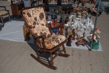 Bazar na Kole 'da her türlü kullanılmış tablo, kitap, fotoğraf, gümüş çatal bıçak, ev aletleri, eski oyuncaklar, kullanılmış giysiler ve diğerleri bulunur. Varşova 'da, 21 Ağustos 2024 Polonya