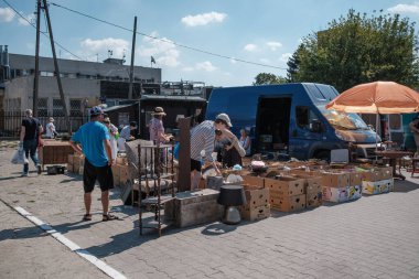 Bazar na Kole 'da her türlü kullanılmış tablo, kitap, fotoğraf, gümüş çatal bıçak, ev aletleri, eski oyuncaklar, kullanılmış giysiler ve diğerleri bulunur. Varşova 'da, 21 Ağustos 2024 Polonya