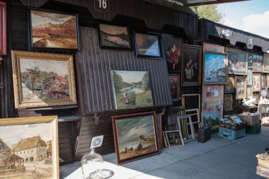 Bazar na Kole 'da her türlü kullanılmış tablo, kitap, fotoğraf, gümüş çatal bıçak, ev aletleri, eski oyuncaklar, kullanılmış giysiler ve diğerleri bulunur. Varşova 'da, 21 Ağustos 2024 Polonya