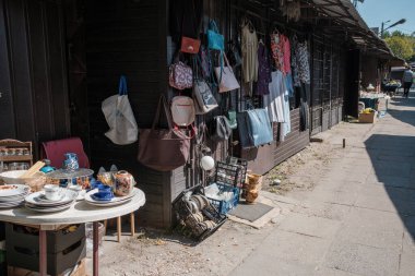 Bazar na Kole 'da her türlü kullanılmış tablo, kitap, fotoğraf, gümüş çatal bıçak, ev aletleri, eski oyuncaklar, kullanılmış giysiler ve diğerleri bulunur. Varşova 'da, 21 Ağustos 2024 Polonya