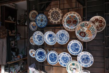 Bazar na Kole 'da her türlü kullanılmış tablo, kitap, fotoğraf, gümüş çatal bıçak, ev aletleri, eski oyuncaklar, kullanılmış giysiler ve diğerleri bulunur. Varşova 'da, 21 Ağustos 2024 Polonya