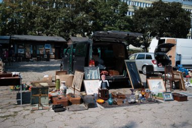 Bazar na Kole 'da her türlü kullanılmış tablo, kitap, fotoğraf, gümüş çatal bıçak, ev aletleri, eski oyuncaklar, kullanılmış giysiler ve diğerleri bulunur. Varşova 'da, 21 Ağustos 2024 Polonya