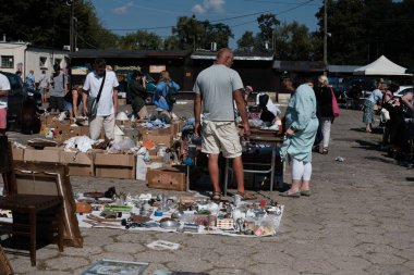 Bazar na Kole 'da her türlü kullanılmış tablo, kitap, fotoğraf, gümüş çatal bıçak, ev aletleri, eski oyuncaklar, kullanılmış giysiler ve diğerleri bulunur. Varşova 'da, 21 Ağustos 2024 Polonya