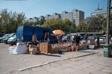 Bazar na Kole 'da her türlü kullanılmış tablo, kitap, fotoğraf, gümüş çatal bıçak, ev aletleri, eski oyuncaklar, kullanılmış giysiler ve diğerleri bulunur. Varşova 'da, 21 Ağustos 2024 Polonya
