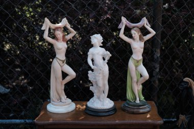 Bazar na Kole 'da her türlü kullanılmış tablo, kitap, fotoğraf, gümüş çatal bıçak, ev aletleri, eski oyuncaklar, kullanılmış giysiler ve diğerleri bulunur. Varşova 'da, 21 Ağustos 2024 Polonya