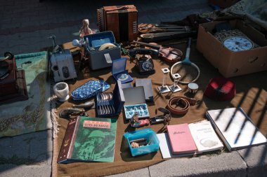 Bazar na Kole 'da her türlü kullanılmış tablo, kitap, fotoğraf, gümüş çatal bıçak, ev aletleri, eski oyuncaklar, kullanılmış giysiler ve diğerleri bulunur. Varşova 'da, 21 Ağustos 2024 Polonya