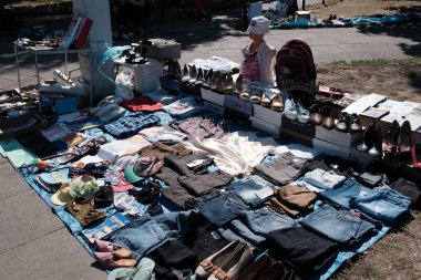 Bazar na Kole 'da her türlü kullanılmış tablo, kitap, fotoğraf, gümüş çatal bıçak, ev aletleri, eski oyuncaklar, kullanılmış giysiler ve diğerleri bulunur. Varşova 'da, 21 Ağustos 2024 Polonya