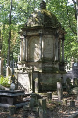 Varşova 'daki Powazki Mezarlığı' nın manzarası 1790 'da kurulmuş, Polonya' nın en ünlü mezarlığıdır. Varşova 23 Ağustos 2024