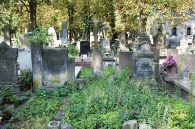 Varşova 'daki Powazki Mezarlığı' nın manzarası 1790 'da kurulmuş, Polonya' nın en ünlü mezarlığıdır. Varşova 23 Ağustos 2024