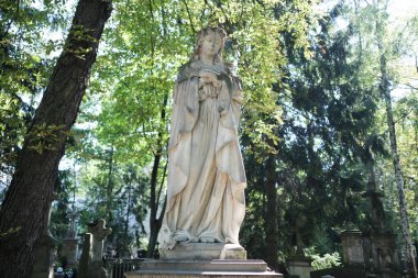 Varşova 'daki Powazki Mezarlığı' nın manzarası 1790 'da kurulmuş, Polonya' nın en ünlü mezarlığıdır. Varşova 23 Ağustos 2024