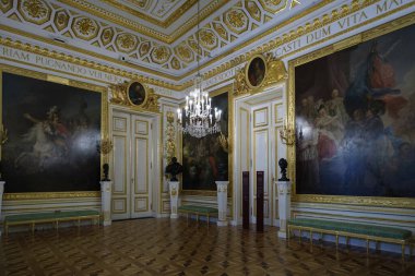 Kraliyet Sarayı, 27 Ağustos 2024 Polonya 'nın başkenti Polonya' nın Varşova 'nın eski bölümünde yer alan bir Barok-Neoklasik saraydır.