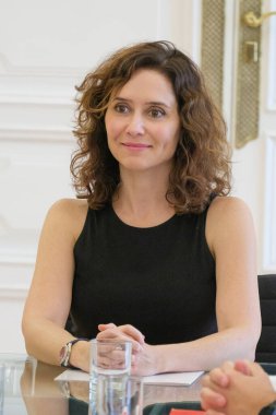 Madrid Topluluğu Başkanı Isabel Diaz Ayuso ve Rocio Monasterio 5 Eylül 2024 tarihinde İspanya 'nın Madrid şehrinde Real Casa de Correos' ta bir toplantı yaptılar.