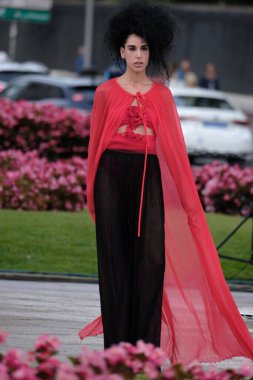 Madrid es Moda tasarımı ile Puerta de Alcal - Madrid Moda Haftası 7 Eylül 2023 İspanya