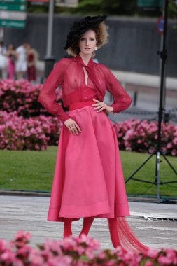 Madrid es Moda tasarımı ile Puerta de Alcal - Madrid Moda Haftası 7 Eylül 2023 İspanya