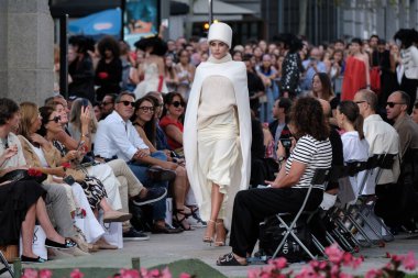 Madrid es Moda tasarımı ile Puerta de Alcal - Madrid Moda Haftası 7 Eylül 2023 İspanya