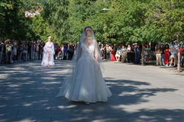 8 Eylül 2024 İspanya Cuesta de Moyano 'da Madrid Moda Haftası sırasında Mara Lafuente' nin bir tasarımı ile podyumda yürüyen bir manken görülüyor.