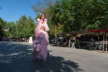 8 Eylül 2024 İspanya Cuesta de Moyano 'da Madrid Moda Haftası sırasında Mara Lafuente' nin bir tasarımı ile podyumda yürüyen bir manken görülüyor.