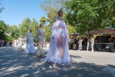 8 Eylül 2024 İspanya Cuesta de Moyano 'da Madrid Moda Haftası sırasında Mara Lafuente' nin bir tasarımı ile podyumda yürüyen bir manken görülüyor.