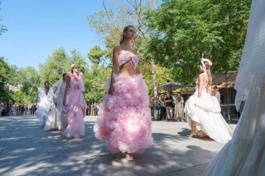 8 Eylül 2024 İspanya Cuesta de Moyano 'da Madrid Moda Haftası sırasında Mara Lafuente' nin bir tasarımı ile podyumda yürüyen bir manken görülüyor.