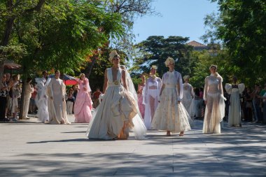 8 Eylül 2024 İspanya Cuesta de Moyano 'da Madrid Moda Haftası sırasında Mara Lafuente' nin bir tasarımı ile podyumda yürüyen bir manken görülüyor.