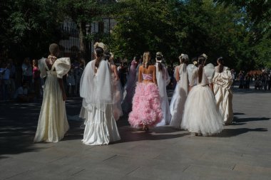 8 Eylül 2024 İspanya Cuesta de Moyano 'da Madrid Moda Haftası sırasında Mara Lafuente' nin bir tasarımı ile podyumda yürüyen bir manken görülüyor.