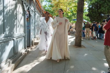 8 Eylül 2024 İspanya Cuesta de Moyano 'da Madrid Moda Haftası sırasında Mara Lafuente' nin bir tasarımı ile podyumda yürüyen bir manken görülüyor.