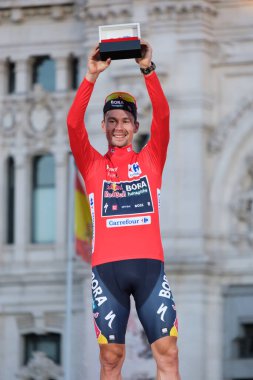 Sloven Primoz Roglic ve Kızıl Boğa Bora Takımı, 8 Eylül 2024 tarihinde İspanya 'nın Madrid kentinde düzenlenen 79. Vuelta a Espaa 2024' ün sonunda zaferini kutluyorlar.