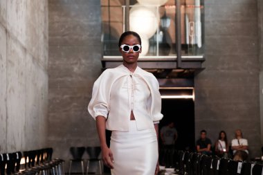 Madrid Moda Haftası sırasında İspanya 'nın Casa Arquitectura şehrinde 8 Eylül 2024 tarihinde Corsicana tarafından tasarlanmış bir tasarım giyen bir model podyumda yürüyor.