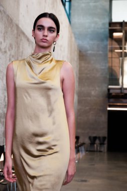 Madrid Moda Haftası sırasında İspanya 'nın Casa Arquitectura şehrinde 8 Eylül 2024 tarihinde Corsicana tarafından tasarlanmış bir tasarım giyen bir model podyumda yürüyor.