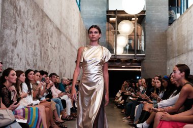 Madrid Moda Haftası sırasında İspanya 'nın Casa Arquitectura şehrinde 8 Eylül 2024 tarihinde Corsicana tarafından tasarlanmış bir tasarım giyen bir model podyumda yürüyor.