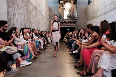 Madrid Moda Haftası sırasında İspanya 'nın Casa Arquitectura şehrinde 8 Eylül 2024 tarihinde Corsicana tarafından tasarlanmış bir tasarım giyen bir model podyumda yürüyor.