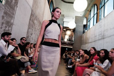 Madrid Moda Haftası sırasında İspanya 'nın Casa Arquitectura şehrinde 8 Eylül 2024 tarihinde Corsicana tarafından tasarlanmış bir tasarım giyen bir model podyumda yürüyor.