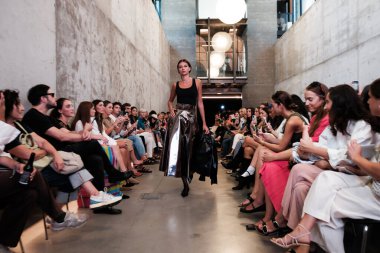 Madrid Moda Haftası sırasında İspanya 'nın Casa Arquitectura şehrinde 8 Eylül 2024 tarihinde Corsicana tarafından tasarlanmış bir tasarım giyen bir model podyumda yürüyor.