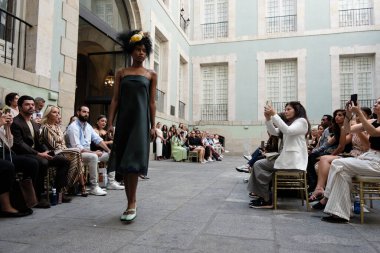 Real Academia Arte 'de Madrid Moda Haftası' nda 9 Eylül 2024 'te Devota y Lomba' nın tasarımını giyen bir model podyumda yürüyor.