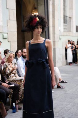 Real Academia Arte 'de Madrid Moda Haftası' nda 9 Eylül 2024 'te Devota y Lomba' nın tasarımını giyen bir model podyumda yürüyor.