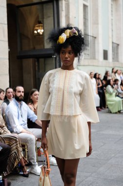 Real Academia Arte 'de Madrid Moda Haftası' nda 9 Eylül 2024 'te Devota y Lomba' nın tasarımını giyen bir model podyumda yürüyor.