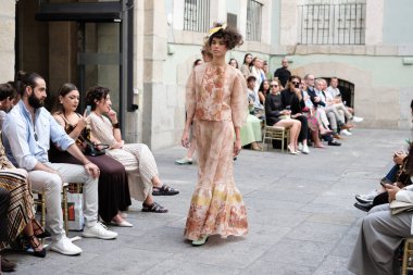 Real Academia Arte 'de Madrid Moda Haftası' nda 9 Eylül 2024 'te Devota y Lomba' nın tasarımını giyen bir model podyumda yürüyor.