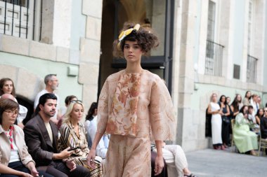 Real Academia Arte 'de Madrid Moda Haftası' nda 9 Eylül 2024 'te Devota y Lomba' nın tasarımını giyen bir model podyumda yürüyor.