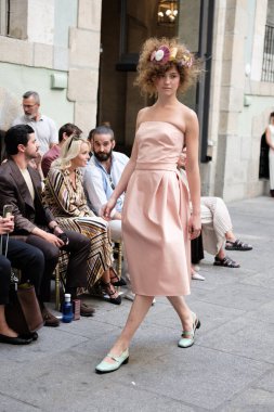 Real Academia Arte 'de Madrid Moda Haftası' nda 9 Eylül 2024 'te Devota y Lomba' nın tasarımını giyen bir model podyumda yürüyor.